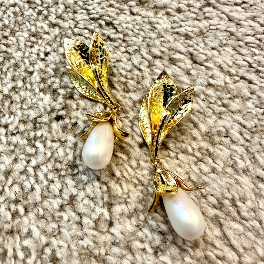 Fancy and Elegant ✨Unique and Precious Gold-plated Mother-of-pearl Lily Earrings